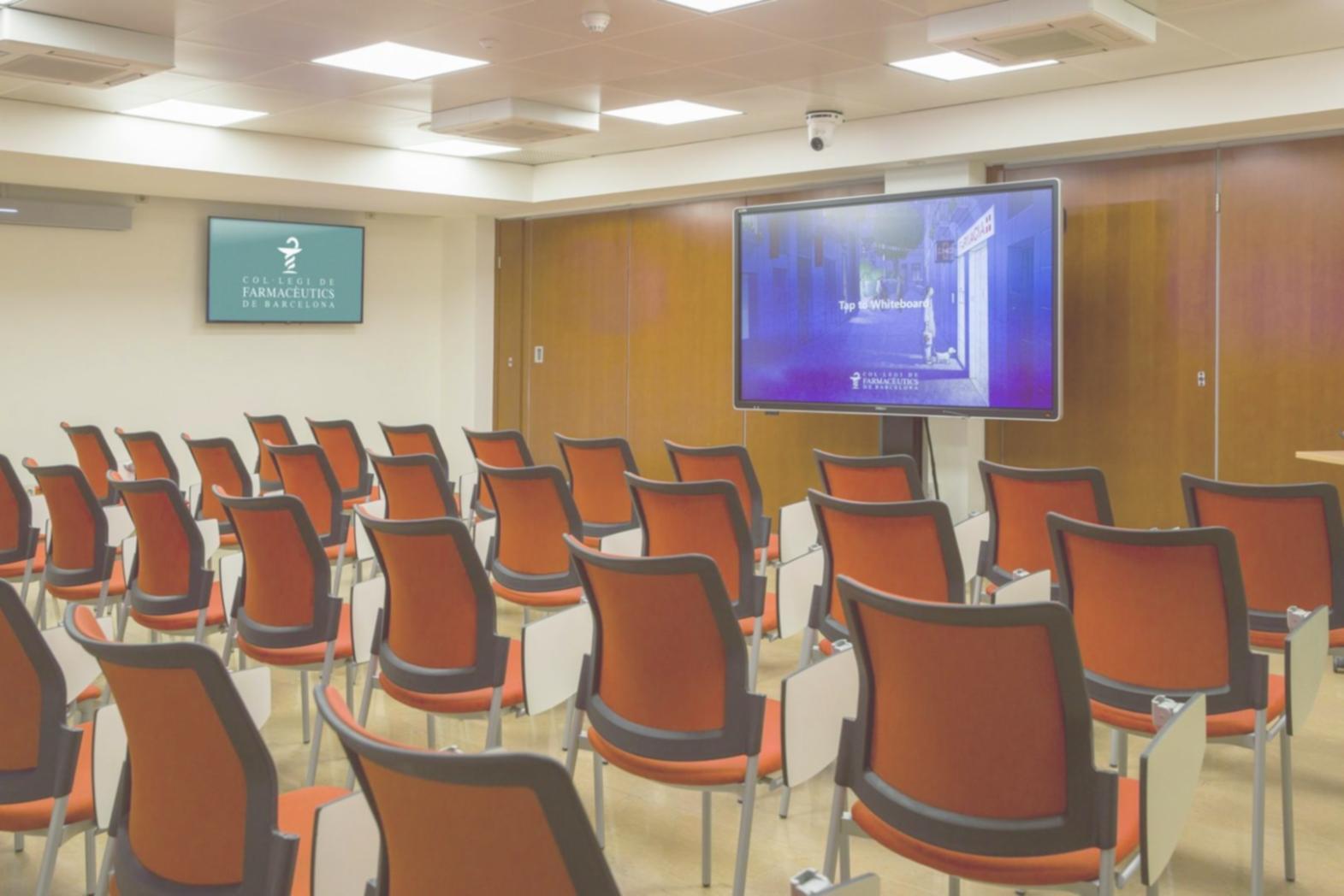 Specialist analizând grafice financiare complexe pe mai multe monitoare